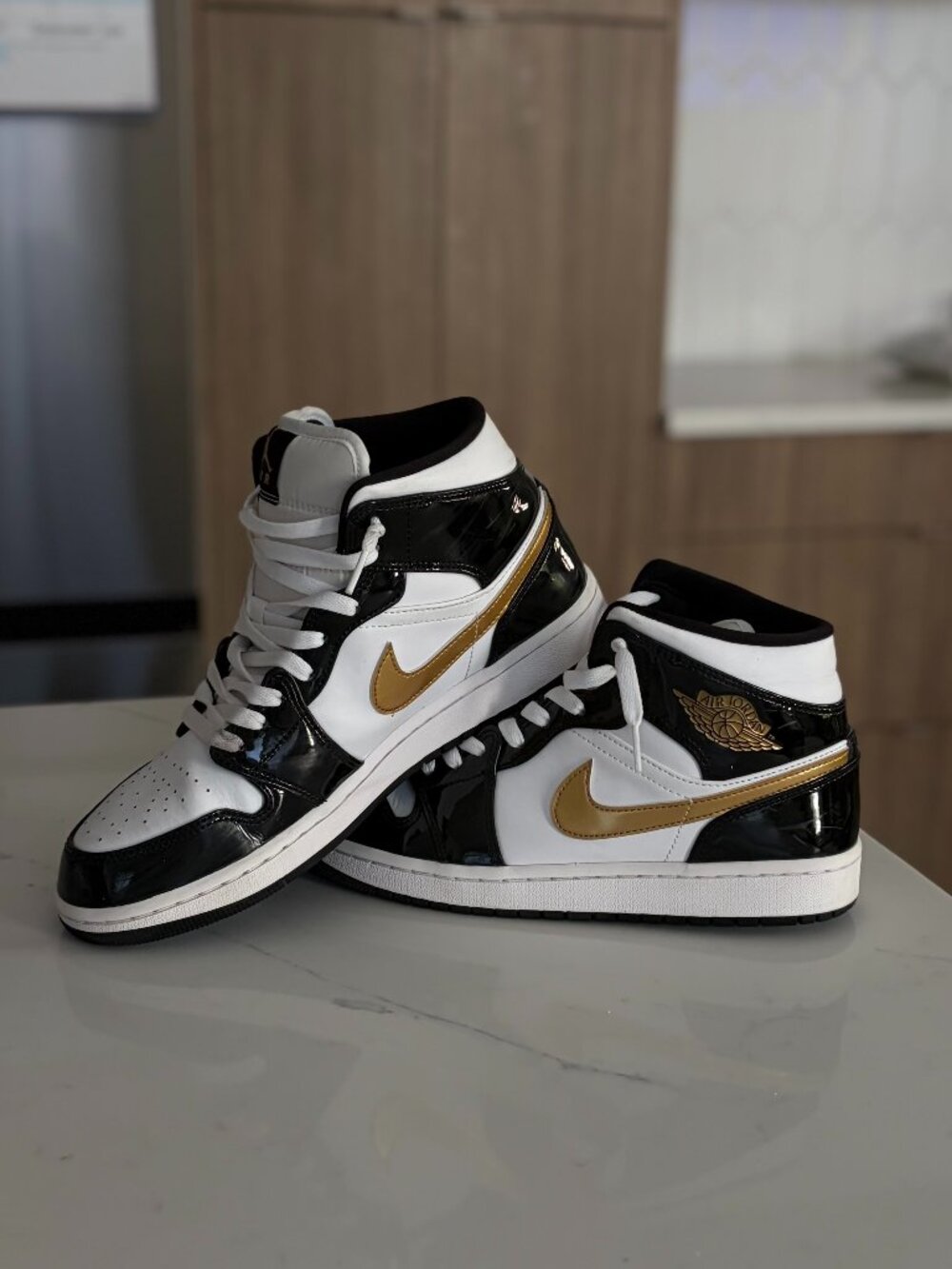 Air Jordan 1 Mid SE Patent Black White Metallic Gold Men’s Size 10